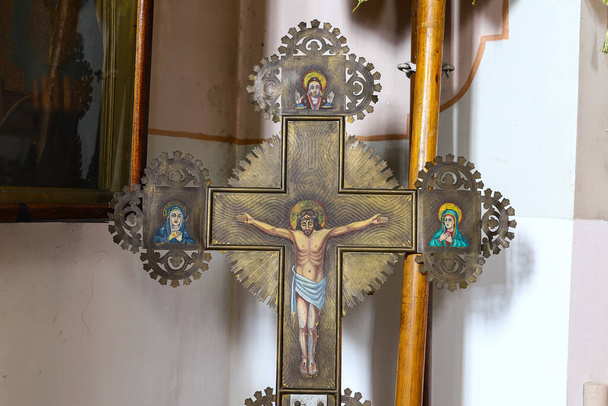 Une vieille croix orthodoxe en cuivre avec une icône de la crucifixion du Sauveur dans une église orthodoxe en Ukraine. Le concept d'orthodoxie. - Photo, image