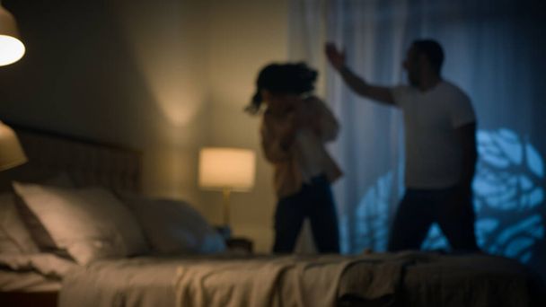 Kızgın adam kadın kavgasını yendi aile içi şiddet mağduru sosyal sorunlar sarhoş koca şiddeti gece yatak odasında karısını döven bulanık görüş - Fotoğraf, Görsel