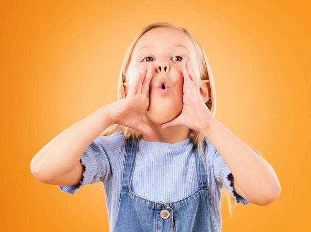 Πρόσωπο, ειδήσεις και κορίτσι παιδί στο στούντιο με ανακοίνωση, μήνυμα ή ουρλιάζοντας πληροφορίες για πορτοκαλί φόντο. Κραυγή, συμφωνία και παιδί με το χέρι emoji χειρονομία για φωνή, γνώμη ή επιλογή, κουτσομπολιό ή promo. - Φωτογραφία, εικόνα