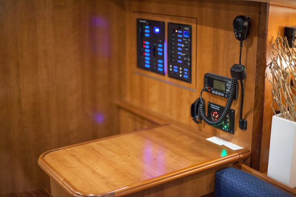 Radio CB en la sala de control de un barco
 - Foto, Imagen