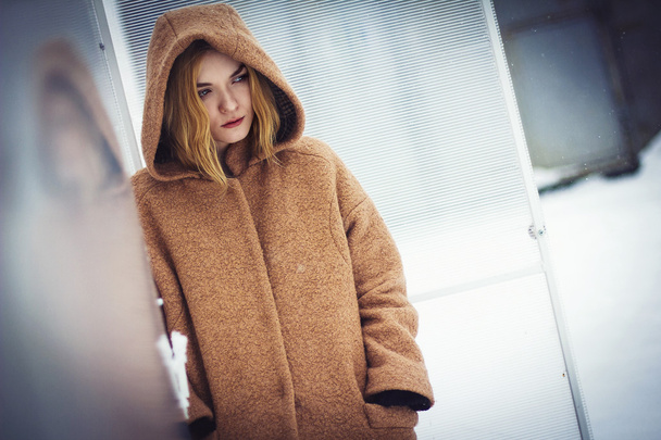 девушка в пальто в теплице
 - Фото, изображение