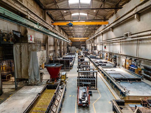 O interior de um grande edifício industrial ou fábrica com construções de aço e concreto - Foto, Imagem