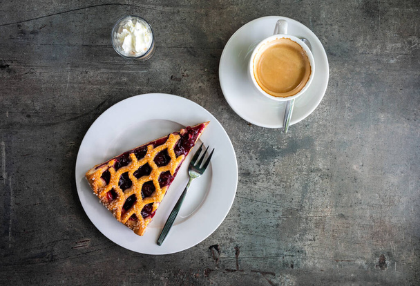 Overhead shot of a cherry pie and a cup of coffee on a table, Helden, Limburg, Países Baixos, - Foto, Imagem