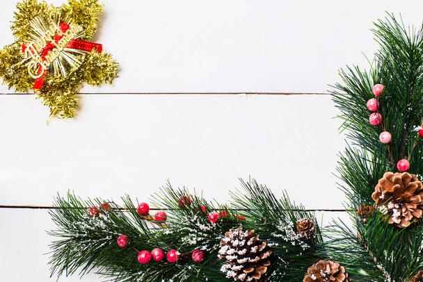 Χριστουγεννιάτικη συλλογή στολίδια αστέρι για μακιγιάρισμα σχεδιασμό πρότυπο. Θέα από ψηλά. Επίπεδη. Κάτοψη ενός ωραίου χριστουγεννιάτικου δώρου, χριστουγεννιάτικα στολίδια σε λευκό ξύλινο φόντο. Νέο Έτος, διακοπές και γιορτή. - Φωτογραφία, εικόνα