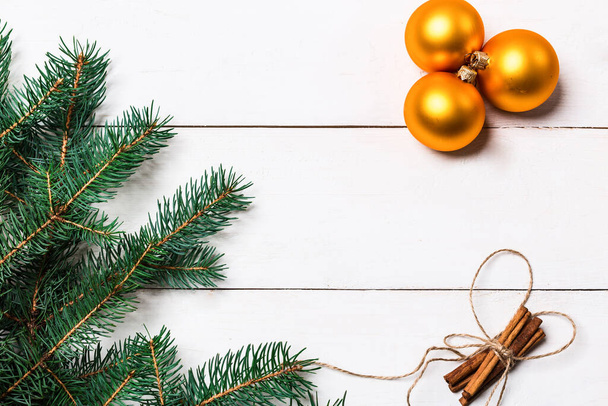 Рождественская композиция вязаное одеяло, сосновые шишки, еловые ветви на деревянном белом фоне. Плоский, вид сверху - Фото, изображение