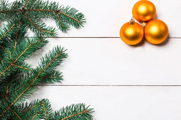 Різдвяна композиція. в'язана ковдра, соснові шишки, ялинкові гілки на дерев'яному білому тлі. Плоский прошарок, вид зверху - Фото, зображення