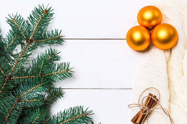 Vánoční kompozice. pletená přikrývka, borové šišky, jedlové větve na bílém dřevěném pozadí. Byt ležel, horní pohled - Fotografie, Obrázek