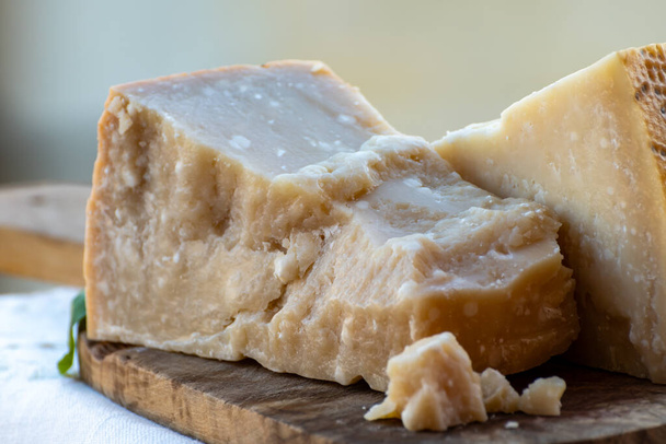 Παραδοσιακό ιταλικό φαγητό - 36 μηνών σε σπηλιές Ιταλικό παρμεζάνα σκληρό αγελαδινό τυρί από την Πάρμα, Parmigiano-Reggiano, Ιταλία - Φωτογραφία, εικόνα