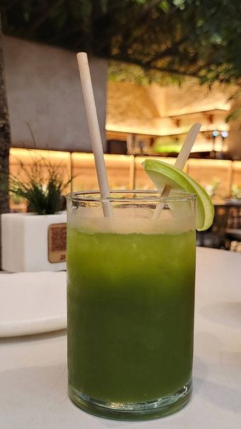 Зелений вегетаріанський свіжий напій, здоровий смузі, спосіб життя - Фото, зображення