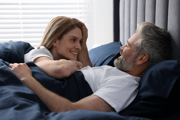 Charmant couple d'âge mûr au lit à la maison - Photo, image
