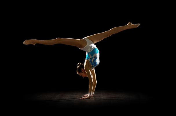 Girl engaged art gymnastic - Foto, Imagen