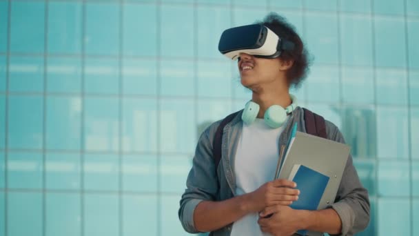 Jonge gemotiveerde student draagt VR-headsets op de achtergrond van de universiteit. Virtual Reality Learning Concept. Digitaal onderwijs. Innovaties in het onderwijs. Toekomstige technologieën - Video