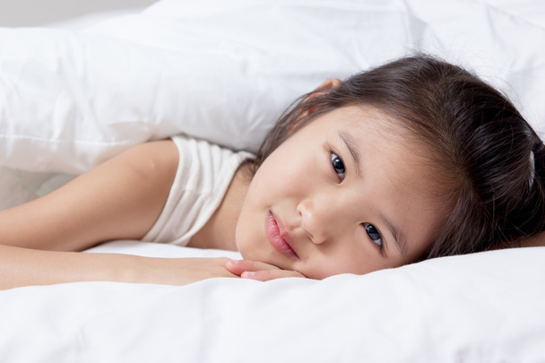 Λίγο Ασίας παιδί τοποθέτηση στο κρεβάτι - Φωτογραφία, εικόνα
