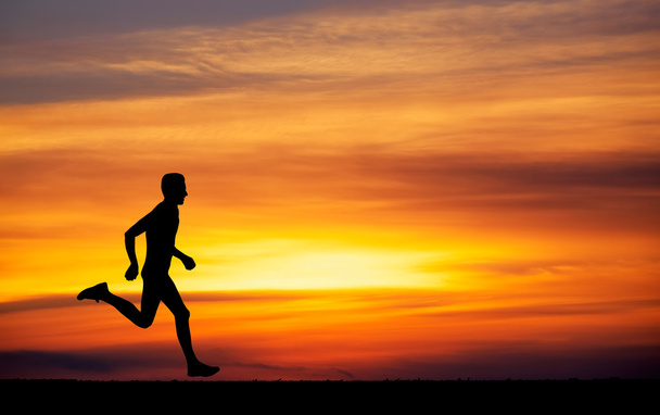 Silhouette de running man contre le ciel coloré
. - Photo, image