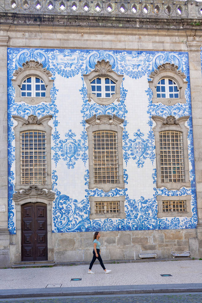 Igreja do Carmo iglesia con hermosos azulejos azulejo azul blanco con mujer turista . - Foto, Imagen