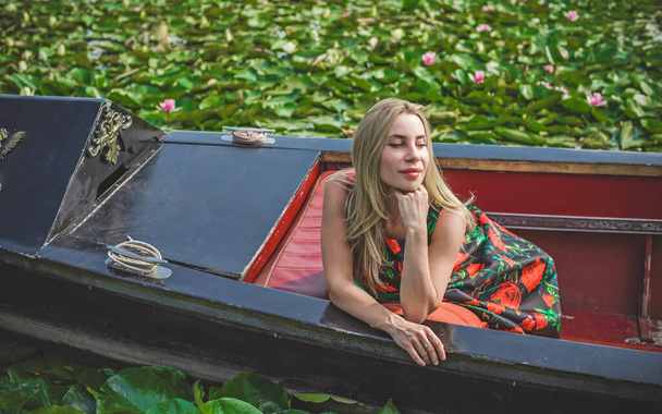 Τουριστική Όμορφη ξανθιά γυναίκα σε μια βάρκα. Ρομαντικό σκηνικό, διακοπές ωραίες στιγμές - Φωτογραφία, εικόνα