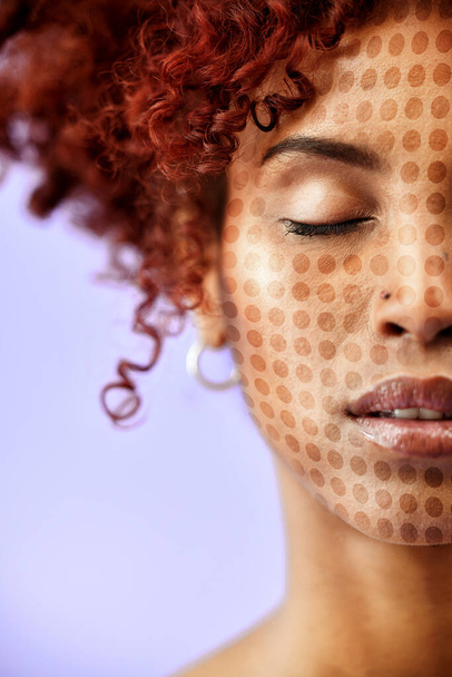 Hautpflege, Technologie und eine Gesichtserkennung für Schönheit mit einer Frau auf violettem Hintergrund im Studio. Gesicht, Zukunft und Innovation mit einem jungen Modell scannen, um ihre Haut für die Transformation zu machen. - Foto, Bild
