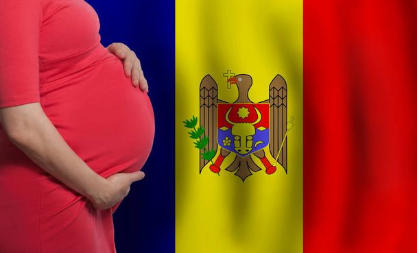 Vientre de mujer embarazada moldava en la bandera de Moldavia fondo - Foto, imagen