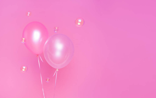 Μπαλόνια και φυσαλίδες σε ροζ χρώμα φόντο με αντίγραφο χώρο - Φωτογραφία, εικόνα