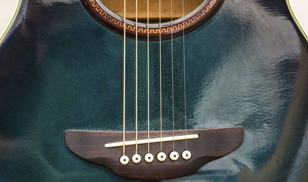 Akustische Gitarre. Detail der klassischen Gitarre. Streichinstrumentenkonzept. Nahaufnahme. - Foto, Bild