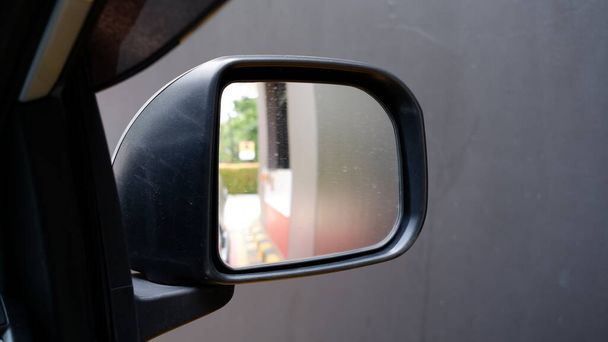 Rechterkant auto achteruitkijkspiegel. - Foto, afbeelding
