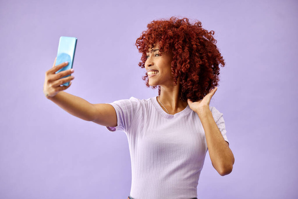 Sonrisa, selfie y pelo rizado de la mujer en el estudio aislado en un espacio de la maqueta de fondo púrpura. Feliz, fotografía y foto de perfil de la persona para la moda, el estilo y las redes sociales post en Internet. - Foto, imagen