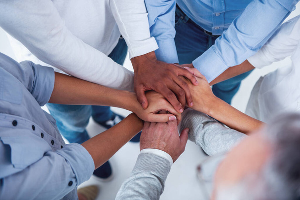 Обрізаний образ красивих бізнесменів у розумному повсякденному одязі тримає руки разом
 - Фото, зображення