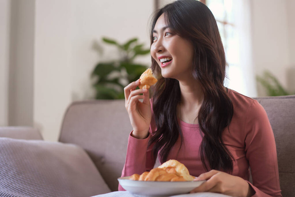 Mulheres olhando para fora curtindo com sonho e comendo pão com felicidade no estilo de vida em casa. - Foto, Imagem