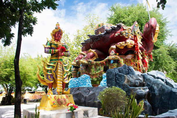 Kutsal yengeç servet heykelini ve Wat Phuttha Mongkhon 'dan Thao Wessuwan' ı veya Tayland 'ın Suphan Buri kentindeki Suphanburi şehrindeki Nong Prue tapınağını ele geçirdi. - Fotoğraf, Görsel