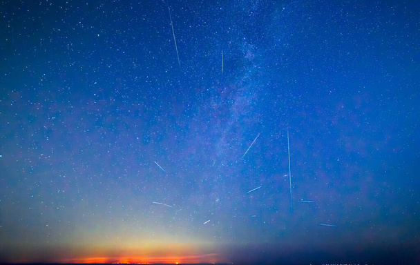 Mléčná dráha a perseidová sprcha 2023 nad Sicílií - záběr z Malty. Krásná noční obloha s Mléčnou dráhou a pobřežní světla Sicílie, jak je vidět z Malty - Fotografie, Obrázek