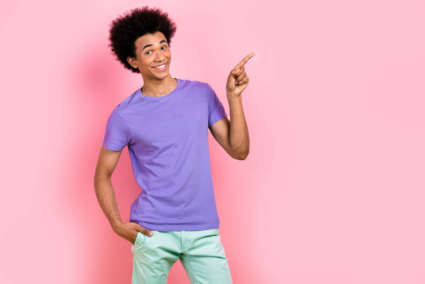 Photo de l'homme joyeux funky porter des vêtements violets élégant bras démontrer cool offre espace vide isolé sur fond de couleur rose. - Photo, image