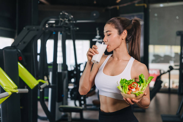 urheilu terve nainen juo maitoa ja vihanneksia hyvä lähde heraproteiini ja vitamiini lihasten terveydenhuoltoon - Valokuva, kuva