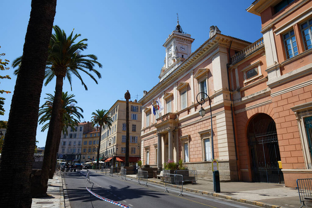 Ajaccio belediye binası palmiye fronds tarafından çerçeveli. Ajaccio, Fransa'nın Güney Korsika adasının başkentidir. Cephede Fransızca yazıt: belediye binası. - Fotoğraf, Görsel