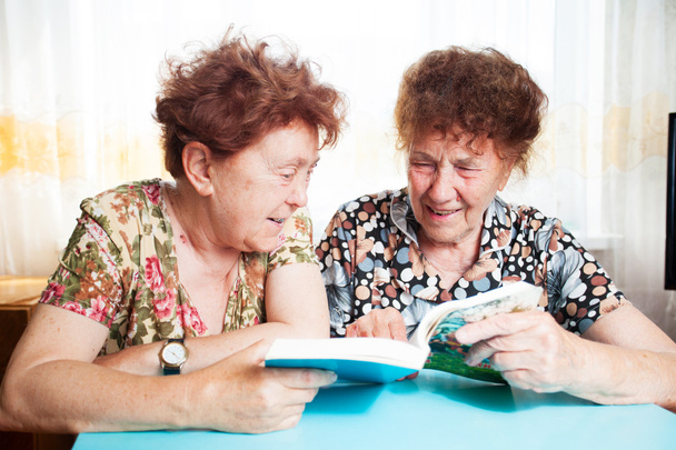 Zwei Senioren lesen Buch - Foto, Bild