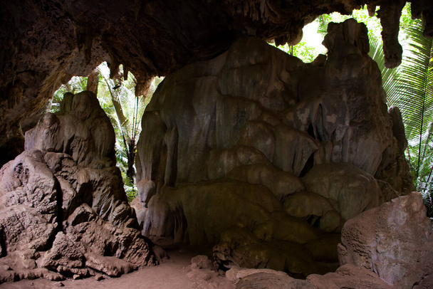 ハップパタット洞窟渓谷とタムプラタンヌのカオプラ石灰岩山 タイの外国人旅行者のための狩猟エリアは,タイのウタイタニのランサ市で旅行し,旅行探検家 - 写真・画像