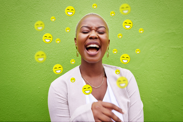 Social media, lachen en emoji icoon van een vrouw of influencer voor grappige meme app. Gezicht van Afrikaanse persoon voor online chat, content creator of communicatie melding overlappen op groene achtergrond. - Foto, afbeelding