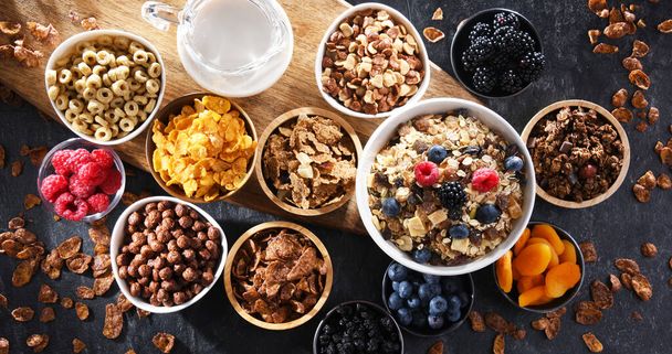 Composição com diferentes tipos de produtos de cereais de pequeno-almoço e frutas frescas
 - Foto, Imagem