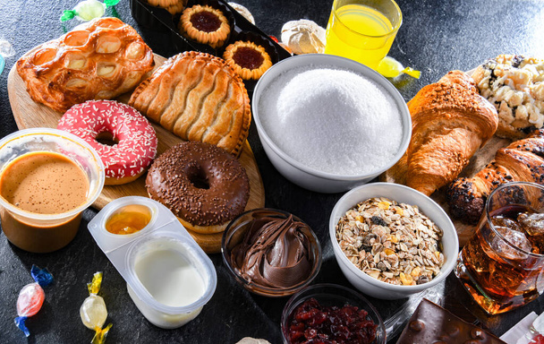Пищевые продукты, содержащие значительное количество сахара. Нездоровая еда. - Фото, изображение