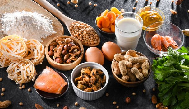 Skład z popularnych alergenów pokarmowych, w tym jaj, mleka, soi, orzechów, ryb, owoców morza, mąki pszennej, musztardy, suszonych moreli i selera - Zdjęcie, obraz