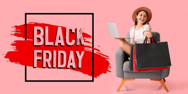 Manifesto pubblicitario per Venerdì nero con felice giovane donna e laptop - Foto, immagini