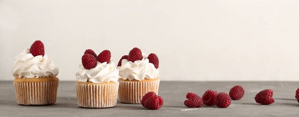 Lekkere frambozen cupcakes op tafel - Foto, afbeelding