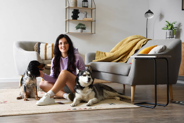 Giovane donna con simpatici cani a casa - Foto, immagini