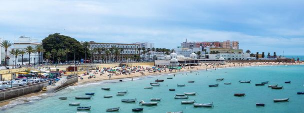 CADIZ, İspanya - 30 Nisan 2023: Cadiz, İspanya 'da La Caleta sahilinde tekneler - Fotoğraf, Görsel