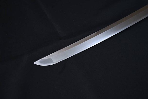 Katana (spada giapponese / spada samurai) è una lunga spada giapponese di guerrieri samurai. Materiale di sfondo per visitare la città in Giappone. - Foto, immagini