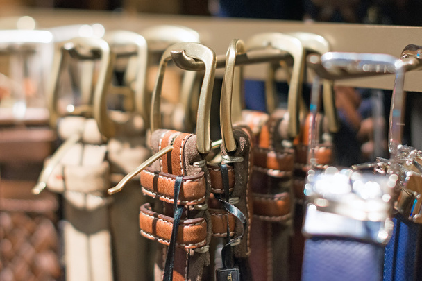 Colección de cinturones de cuero en la tienda
. - Foto, Imagen