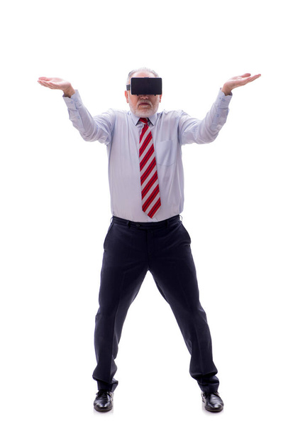 Uomo d'affari che indossa occhiali virtuali isolati su bianco - Foto, immagini