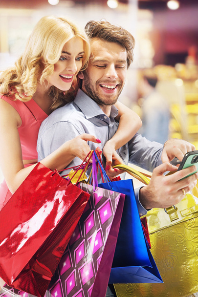 Gente alegre durante las compras
 - Foto, Imagen