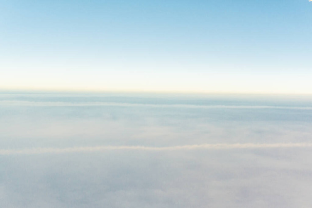 Aerial chmura mgła niebo z sunride jasnoniebieski niebo tło widok z airplan - Zdjęcie, obraz