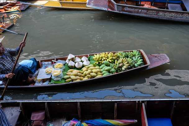Frutas e comida local vendem em barco no mercado flutuante, Tailândia
 - Foto, Imagem