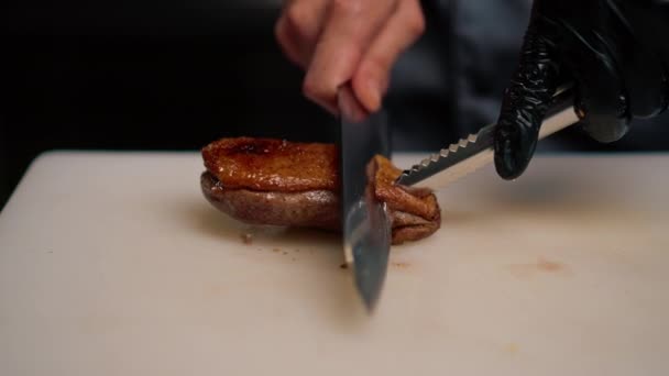Професійний шеф-кухар ресторану вирізає смачні смажені качині грудки з ножем азіатської кухні крупним планом - Кадри, відео